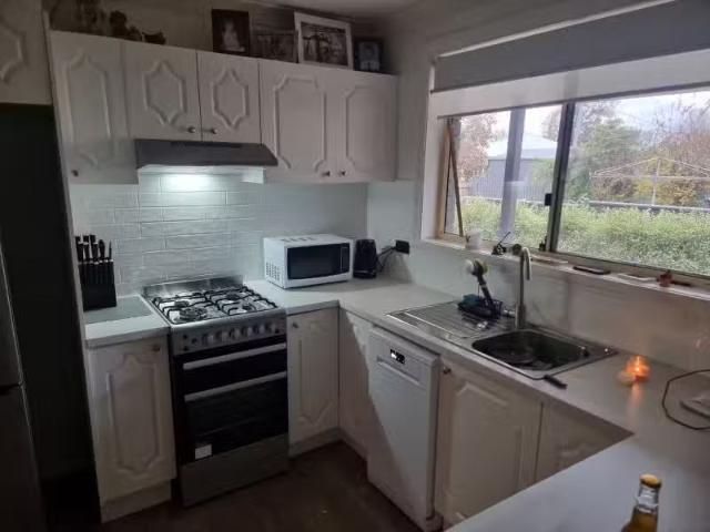 New 25 Autumn Street, Orange House for rent Listed by Jane Co.