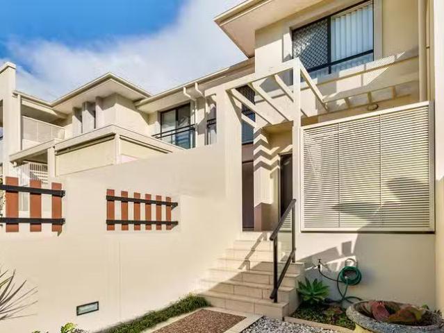 For Rent! 2/5 Miami Key, Broadbeach Waters, QLD 4218