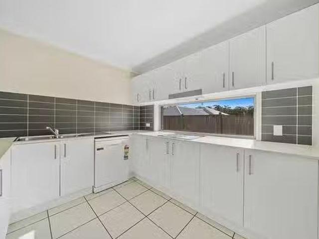 For Rent! 25 Sunrise Terrace, Little Mountain, QLD 4551