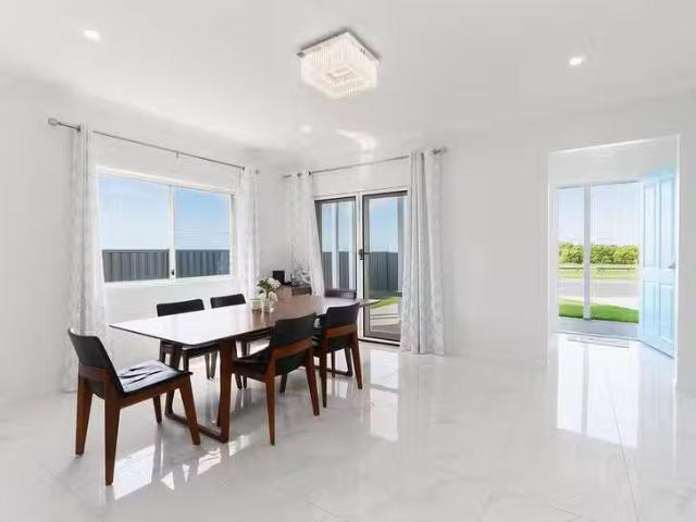 Charming 268 Queens Esplanade, Thorneside, QLD 4158