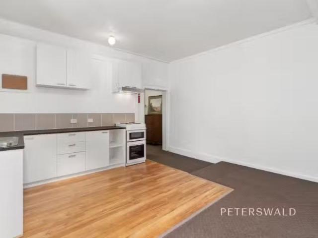 Cheap 2/61 New Town Rd, New Town House for rent Listed by Bro.