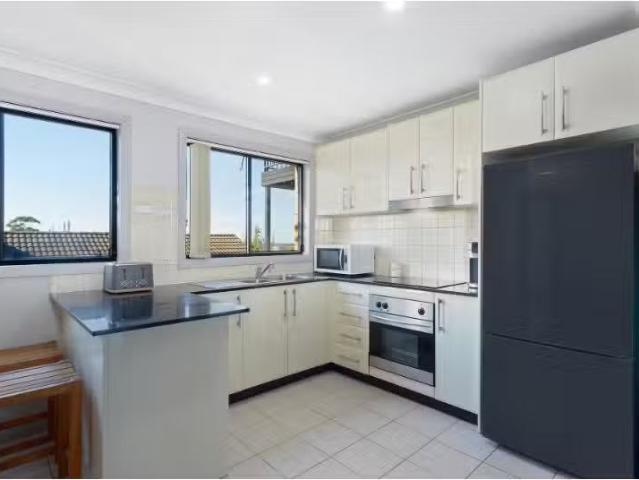 Charming 2/6 8 Melinda Grove, Lake Heights Townhouse for rent.