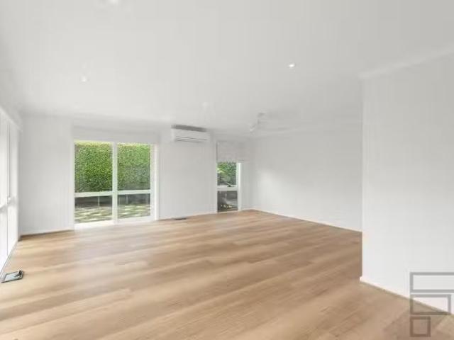 Cozy 26 Barbara Street, Moorabbin VIC 3189