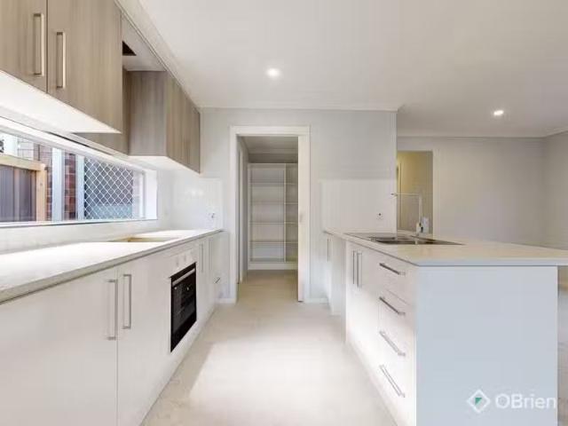 Rental! 26 Viola Circuit, Clyde VIC 3978