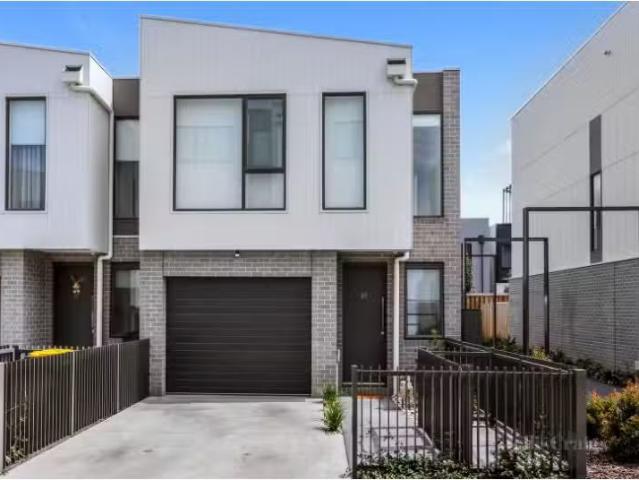 Deal! 27/92 New Street, South Kingsville House for rent Liste.