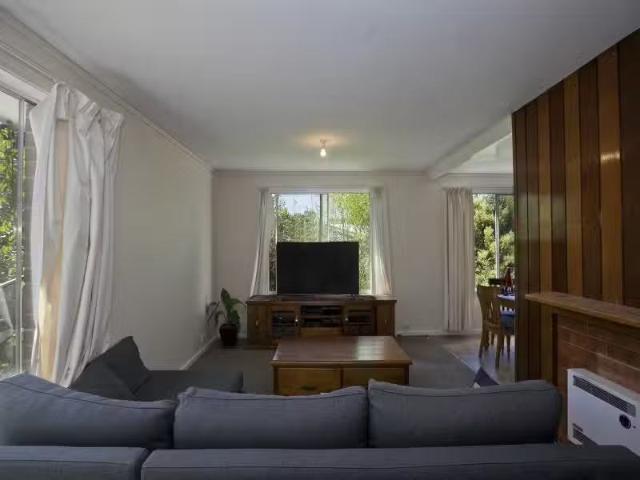 Deal! 27 Blackman Crescent, Macquarie House for rent Listed b.