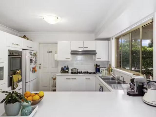 Deal! 27 Donna Close, Lisarow House for rent Listed by Paije.