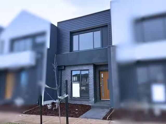 Deal! 28 Darke Boulevard, Rockbank, VIC 3335