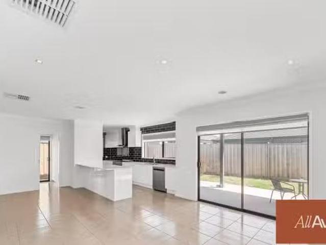 Rental! 28 Omeara Crescent, Cranbourne East VIC 3977