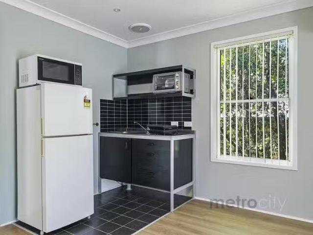 Charming 2/8 Sydney Street, Fairfield, QLD 4103