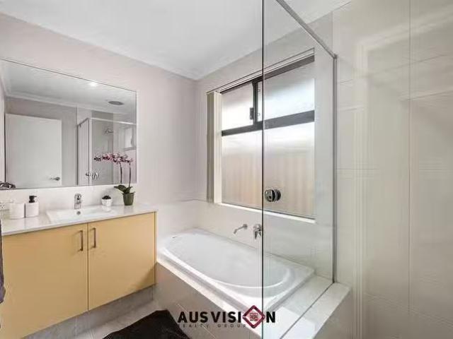 Nice 28A Kingston Place, Kardinya, WA 6163