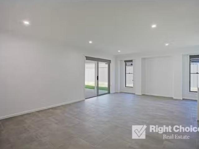 Deal! 29 Bottlebrush Drive, Calderwood House for rent Listed.