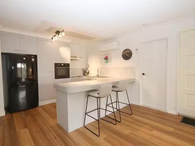 Charming 2/9 Nina Parade, Arundel, QLD 4214