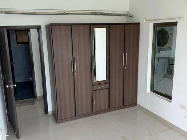 Rental | 2.5 BHK + 1000 Sq.Ft. Apartment in Oberoi Realty Woods
