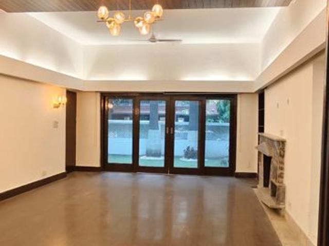 Rental | 2.5 BHK + Servant Room 325 Sq.Yd. Apartment in Defence Colony