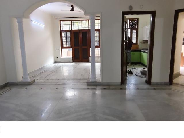 Rental | 2.5 BHK + Study Room 180 Sq.Mt. Independent House in RWA Apartments Sector 41