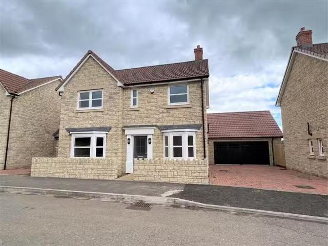 Unique 2 BA 4 bedroom detached house for rent in Cobblers Way.