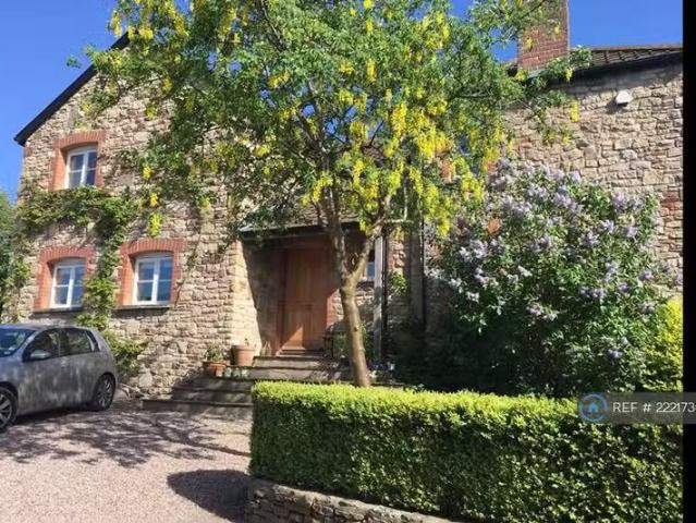 Unique 2 BA 4 bedroom detached house for rent in Clapton Lane.
