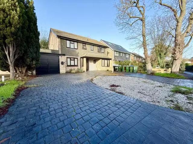 Rental! 2 BA 4 bedroom detached house for rent in Cross Lane.