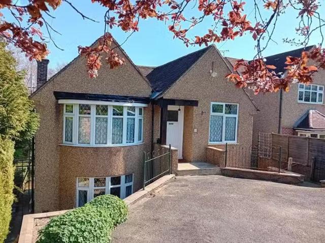 For Rent! 2 BA 4 bedroom detached house for rent in Riddlesdow.