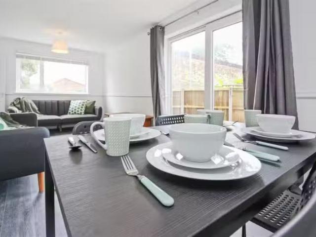 Cozy 2 BA 4 bedroom end of terrace house for rent in Bishops W.