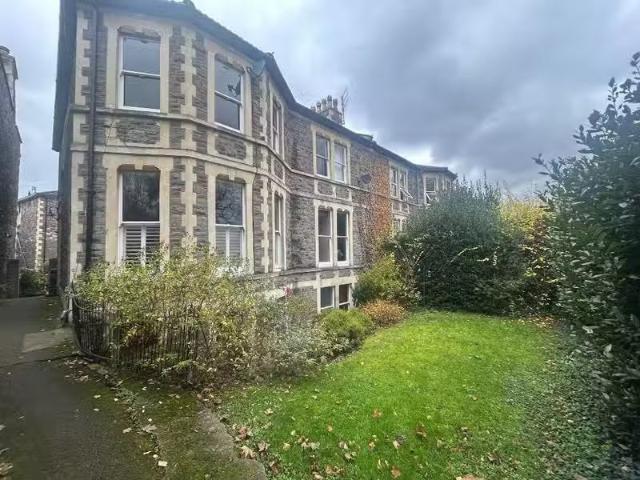 Just in! 2 BA 4 bedroom flat for rent in Redland Grove, Bristo.