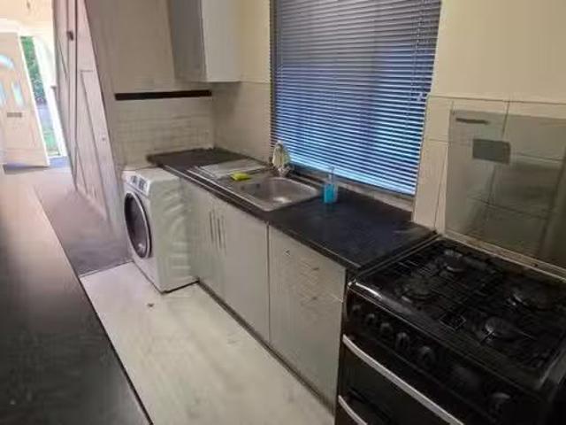 Deal! 2 BA 4 bedroom house for rent in Southlea Avenue, Leamin.