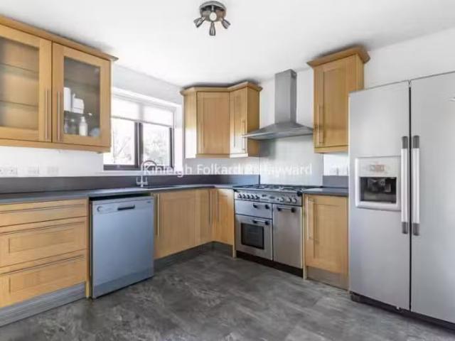 Just in! 2 BA 4 bedroom house for rent in Redroofs Close, The.