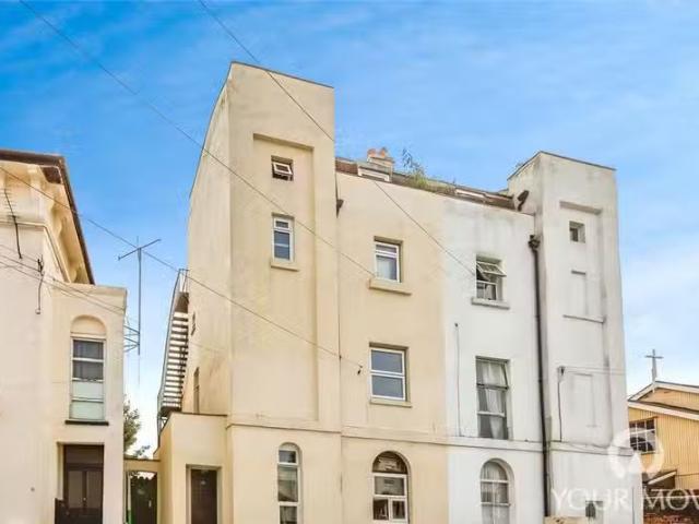 Cozy 2 BA 4 bedroom maisonette for rent in Pier Road, Northfle.