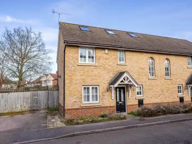 Unique 2 BA 4 bedroom semi detached house for rent in Lavender.