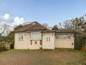 Cozy 2 BA 5 bedroom detached bungalow for rent in Kingsmead, B.