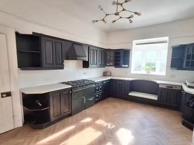Cozy 2 BA 5 bedroom house for rent in Adelaide Road, Seaforth.