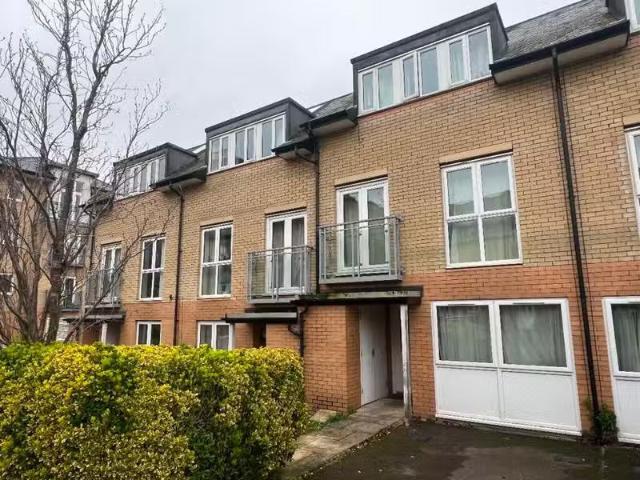 Rental! 2 BA 5 bedroom terraced house for rent in The Terrace.
