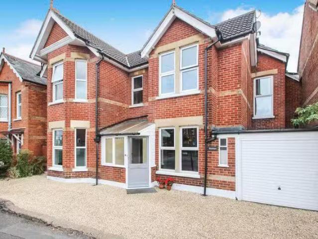 New 2 BA 6 bedroom detached house for rent in Waterloo Road, B.