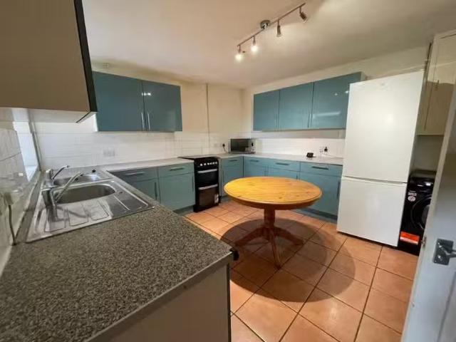 Charming 2 BA 6 bedroom terraced house for rent in Ashgrove Ro.