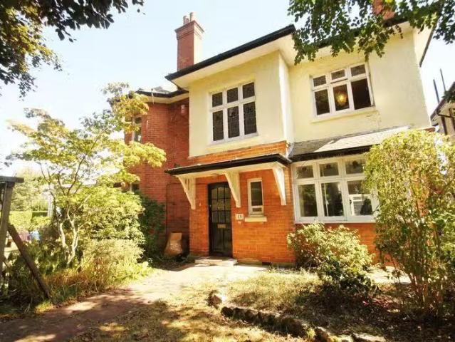 Just in! 2 BA 7 bedroom detached house for rent in Charminster.