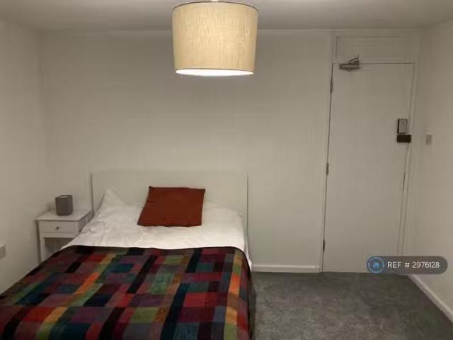 Cozy 2 BA 1 bedroom house share for rent in Hartington Close.