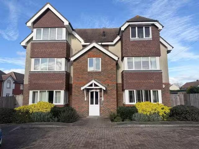 Just in! 2 BA 2 bedroom apartment for rent in Limpsfield Road.