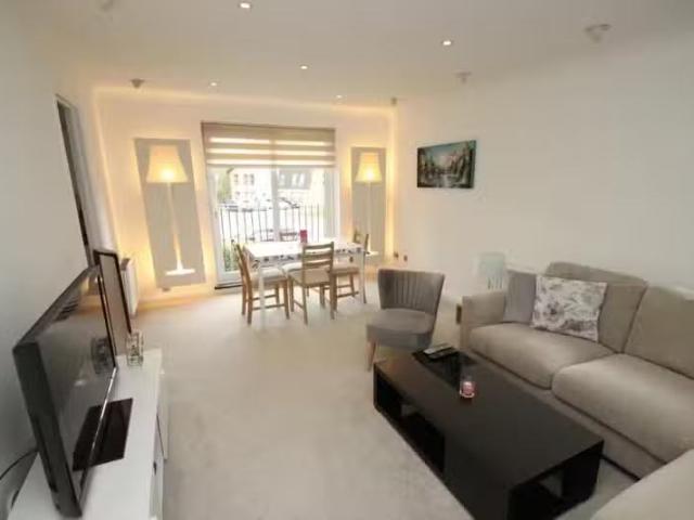 Charming 2 BA 2 bedroom flat for rent in Tubbenden Lane South.