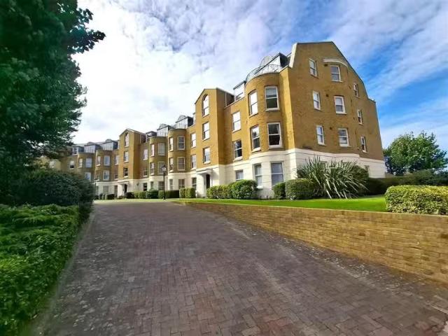 Cozy 2 BA 2 bedroom flat for rent in Beach Crescent, Littleham.