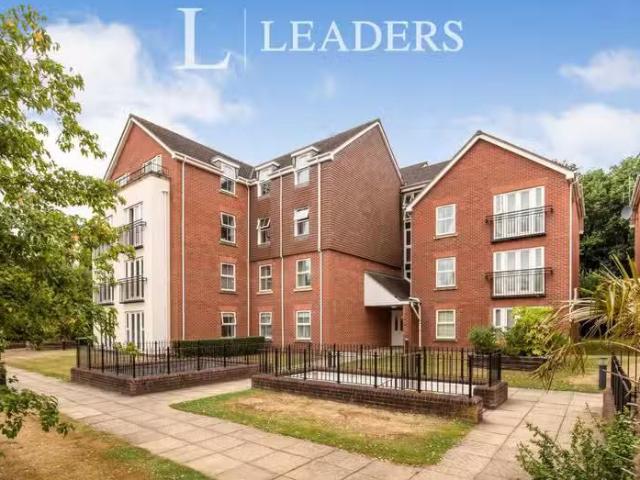 Charming 2 BA 2 bedroom flat for rent in Birch Meadow Close, W.