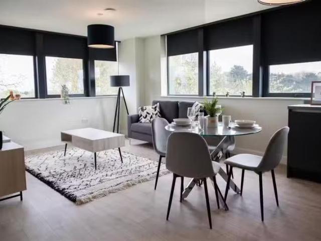 Nice 2 BA 2 bedroom flat for rent in Birmingham Road, West bro.