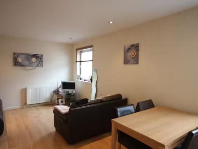 Just in! 2 BA 2 bedroom flat for rent in Merkland Lane, Pittor.