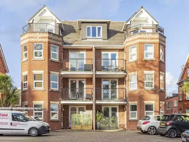 Deal! 2 BA 2 bedroom flat for rent in Owls Road, Bournemouth.