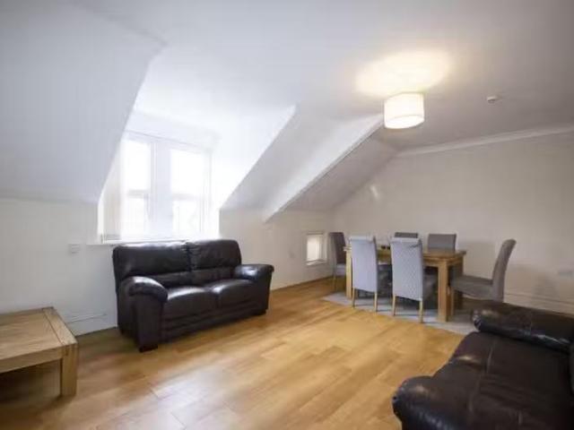 Cozy 2 BA 2 bedroom flat for rent in Pen Y Lan Road, Roath, CF24