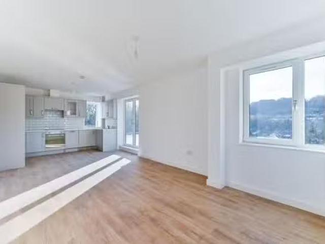 New 2 BA 2 bedroom flat for rent in St James Road, Croydon, Pu.