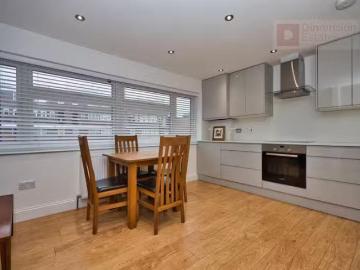 Deal! 2 BA 2 bedroom maisonette for rent in Lower Clapton Road.