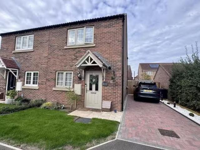 Cheap 2 BA 2 bedroom semi detached house for rent in Daisy Dri.