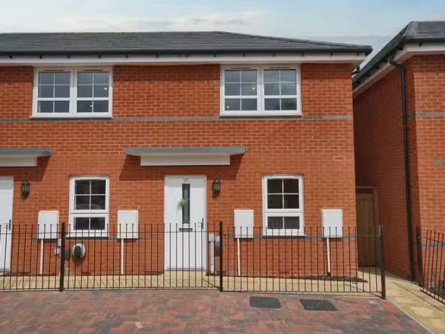 Cheap 2 BA 2 bedroom terraced house for rent in Campbell Drive.