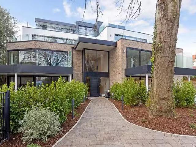 For Rent! 2 BA 3 bedroom apartment for rent in Bessborough Roa.